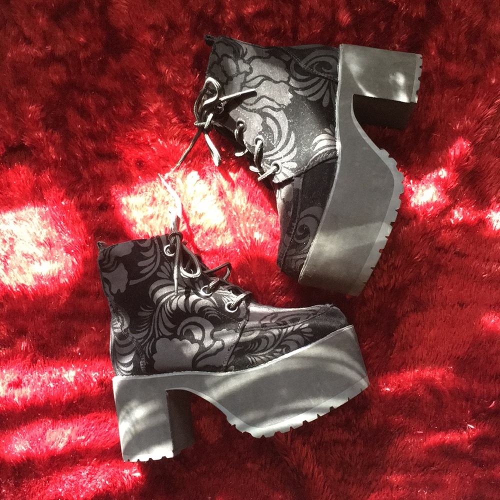 Tuk nose bleed boots  